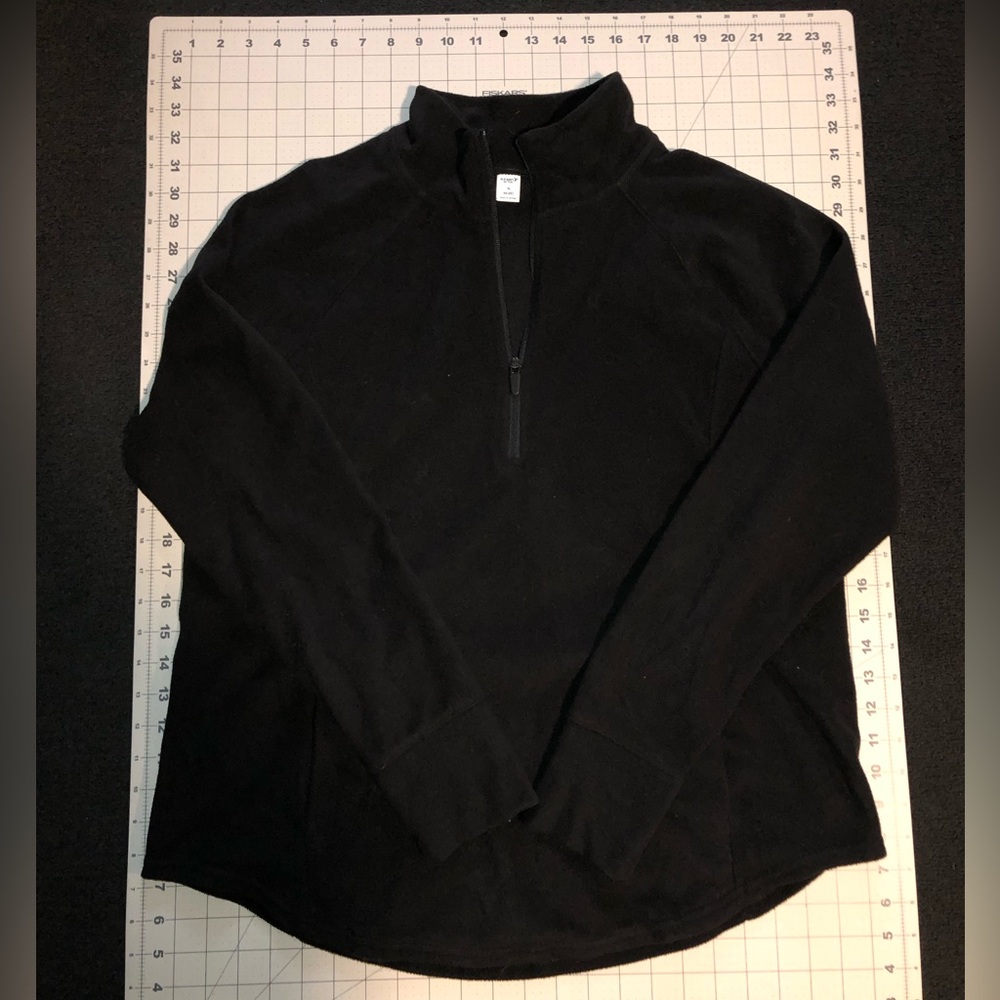 Old Navy Active Go Dry Sweater. Size XL. Black color.